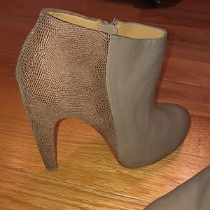 Badgley Mischka bootie
